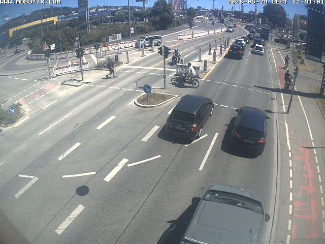 Archived image Webcam Ulm - View Blaubeurer Street