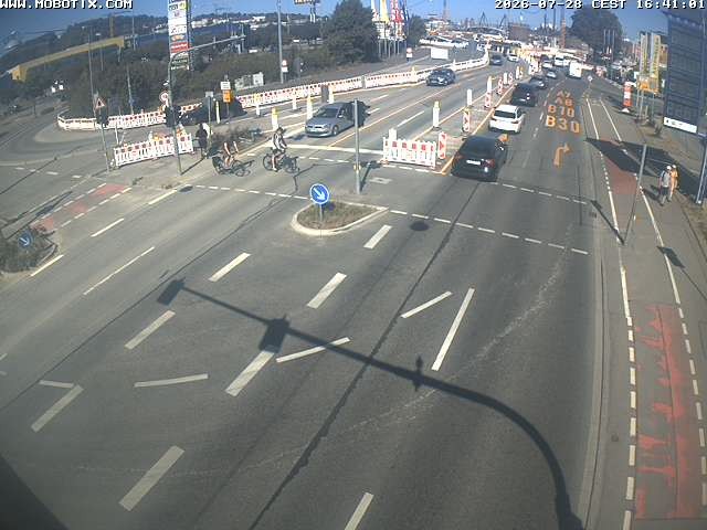 Archived image Webcam Ulm - View Blaubeurer Street