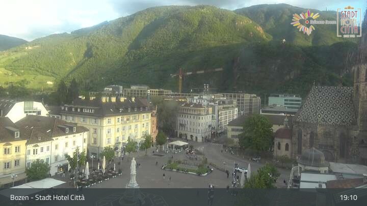 Archived image Webcam Bolzano - Hotel Citta - Walther Square