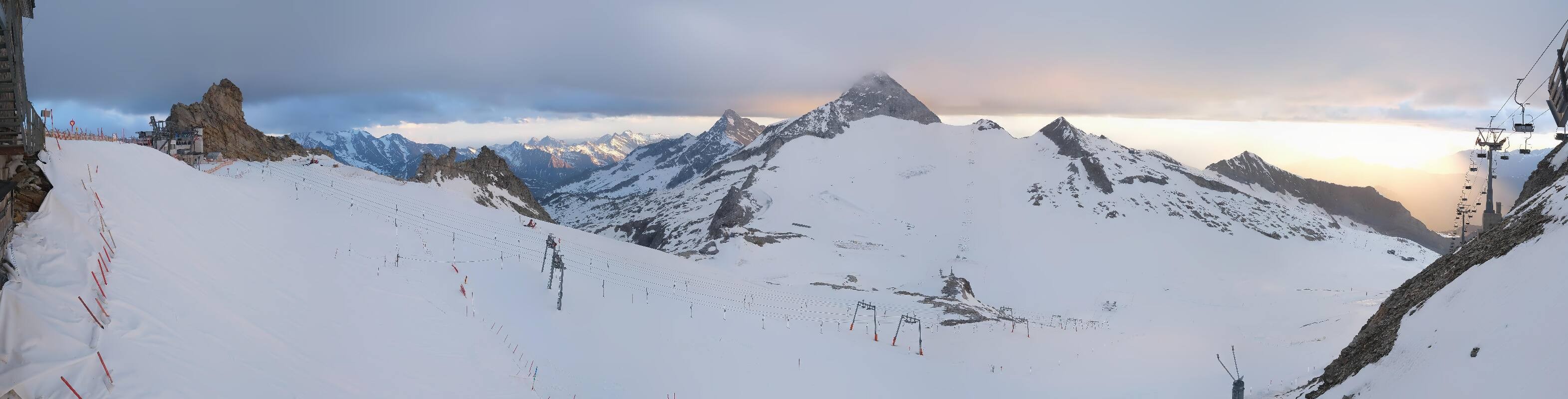 Archived image Webcam Hintertux Glacier - View from Gefrorene Wand