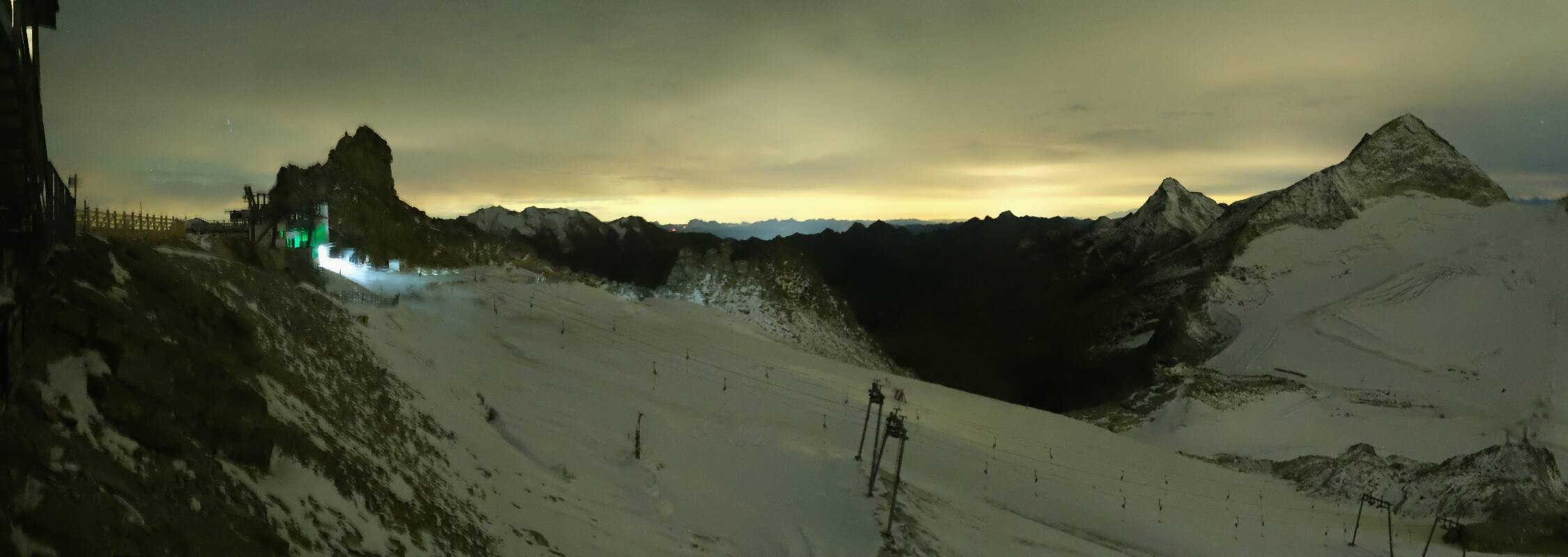 Archived image Webcam Hintertux Glacier - View from Gefrorene Wand