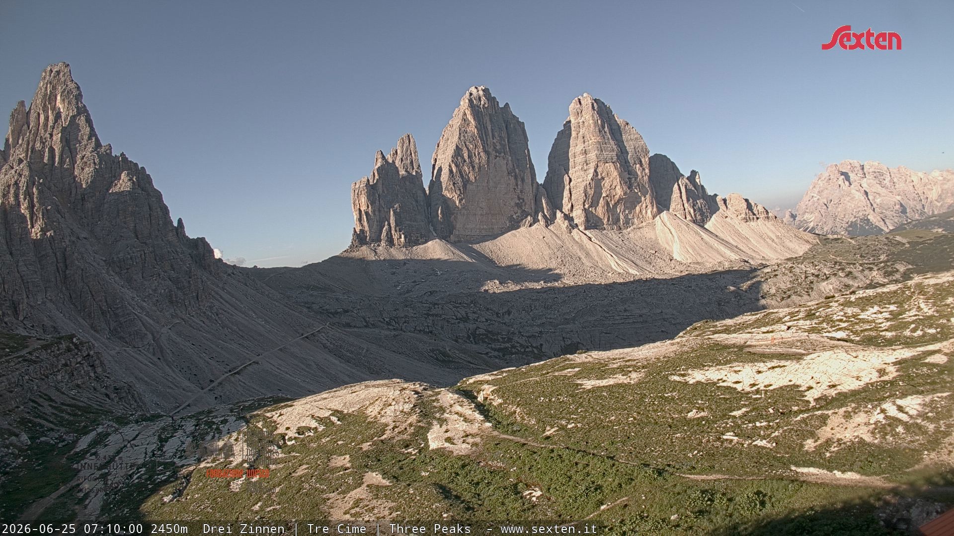 Archived image Webcam Dolomites South Tyrol: Mountain Hut Antonio Locatelli