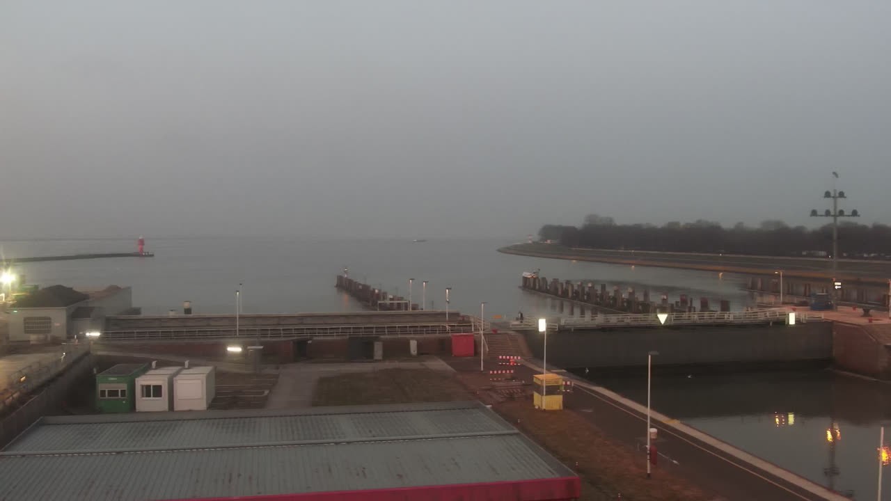 Archived image Webcam Brunsbüttel: Lock chambers on the Kiel Canal