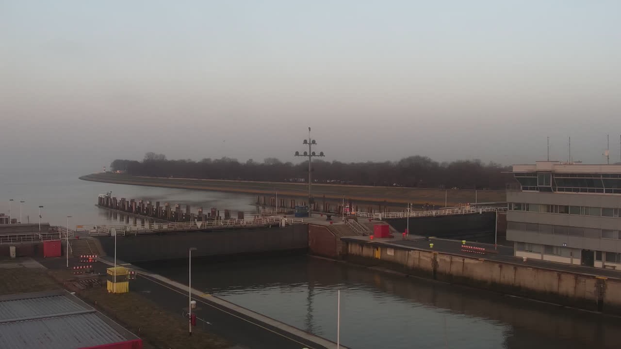 Archived image Webcam Brunsbüttel: Lock chambers on the Kiel Canal