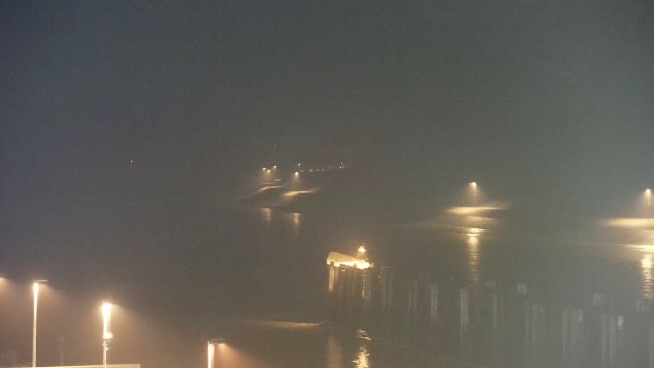 Archived image Webcam Brunsbüttel: Lock chambers on the Kiel Canal