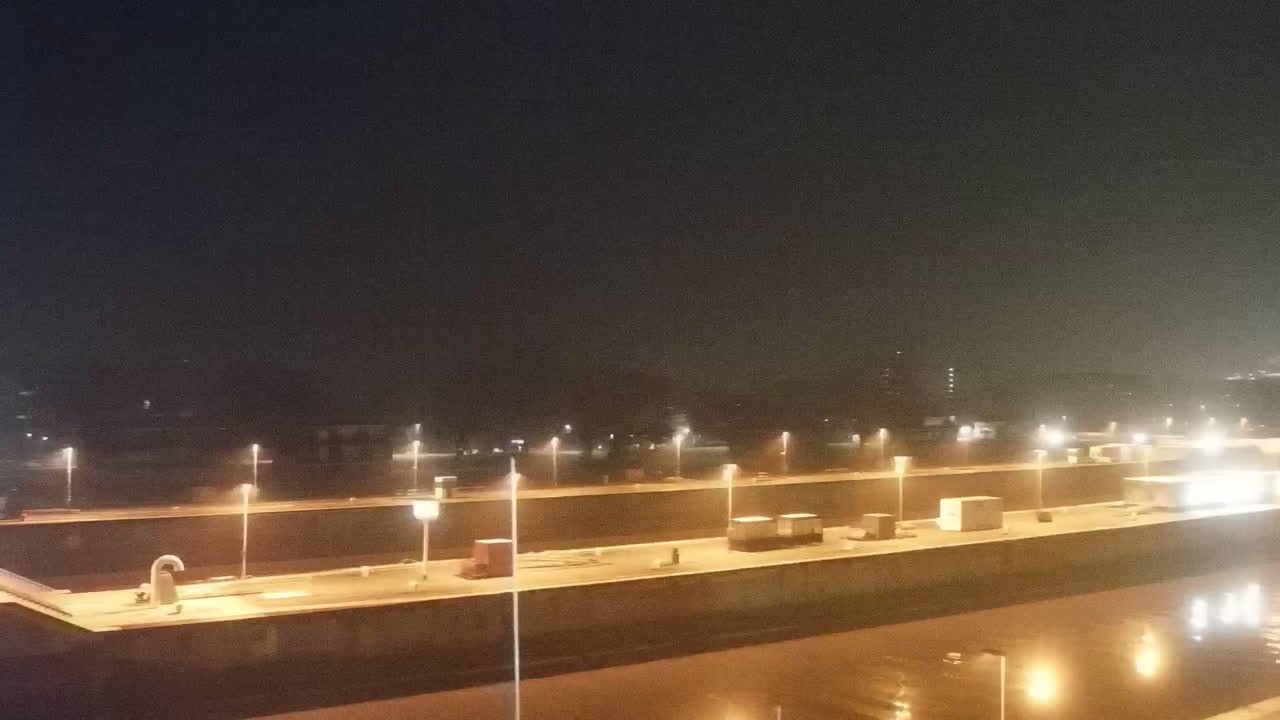 Archived image Webcam Brunsbüttel: Lock chambers on the Kiel Canal