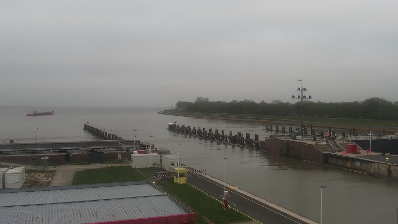 Archived image Webcam Brunsbüttel: Lock chambers on the Kiel Canal