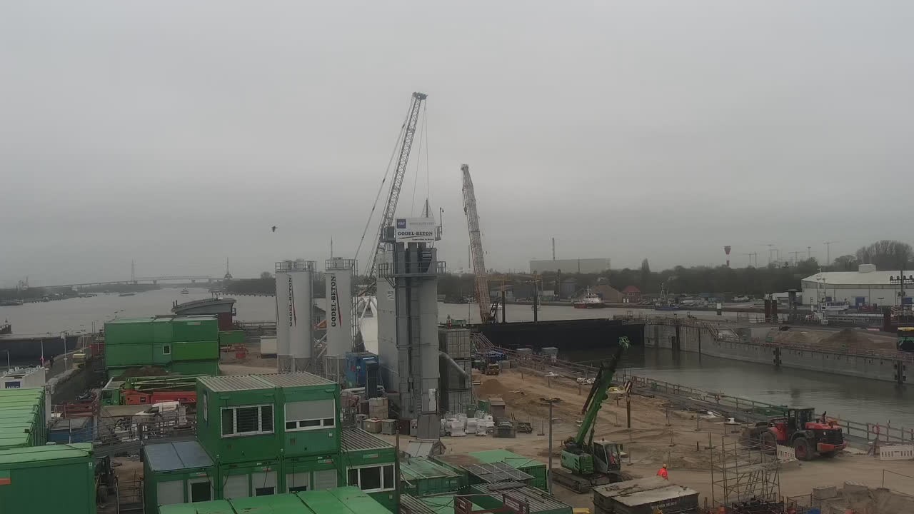 Archived image Webcam Brunsbüttel: Lock chambers on the Kiel Canal