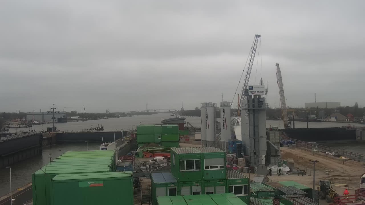 Archived image Webcam Brunsbüttel: Lock chambers on the Kiel Canal