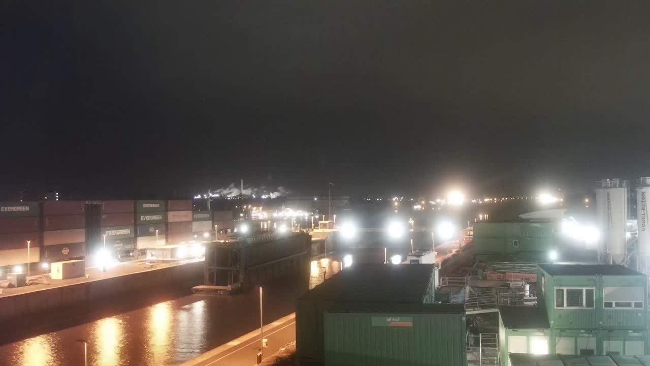 Archived image Webcam Brunsbüttel: Lock chambers on the Kiel Canal