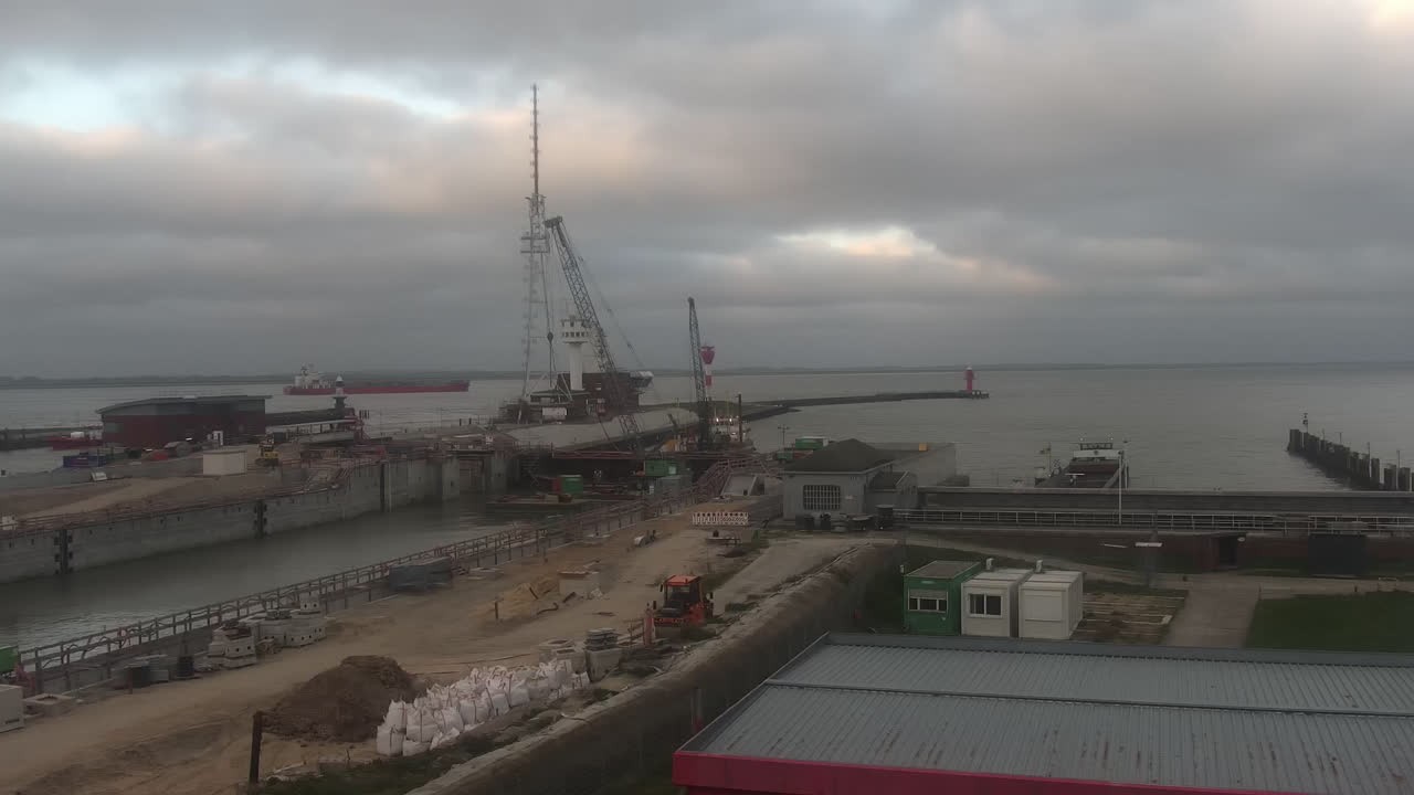 Archived image Webcam Brunsbüttel: Lock chambers on the Kiel Canal