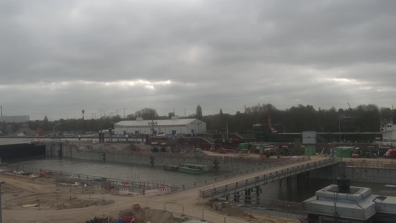 Archived image Webcam Brunsbüttel: Lock chambers on the Kiel Canal