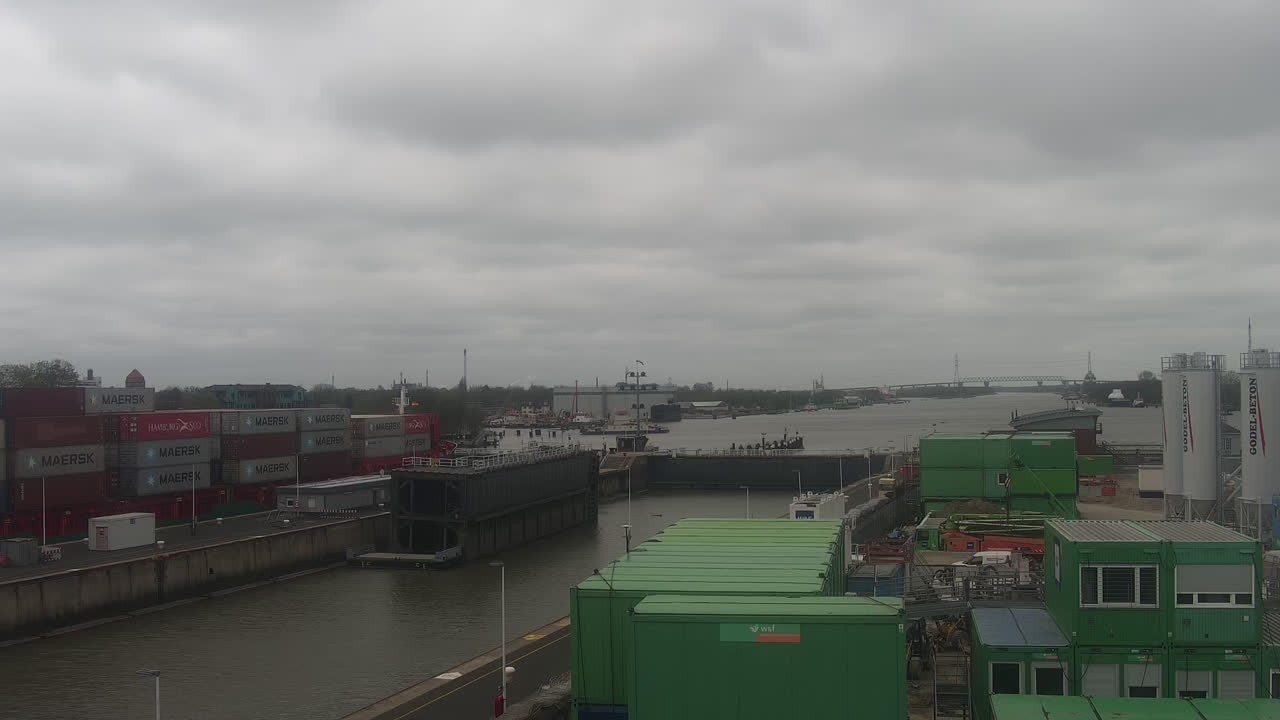 Archived image Webcam Brunsbüttel: Lock chambers on the Kiel Canal