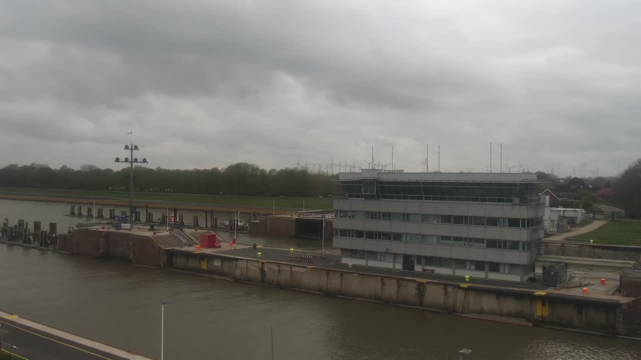 Archived image Webcam Brunsbüttel: Lock chambers on the Kiel Canal