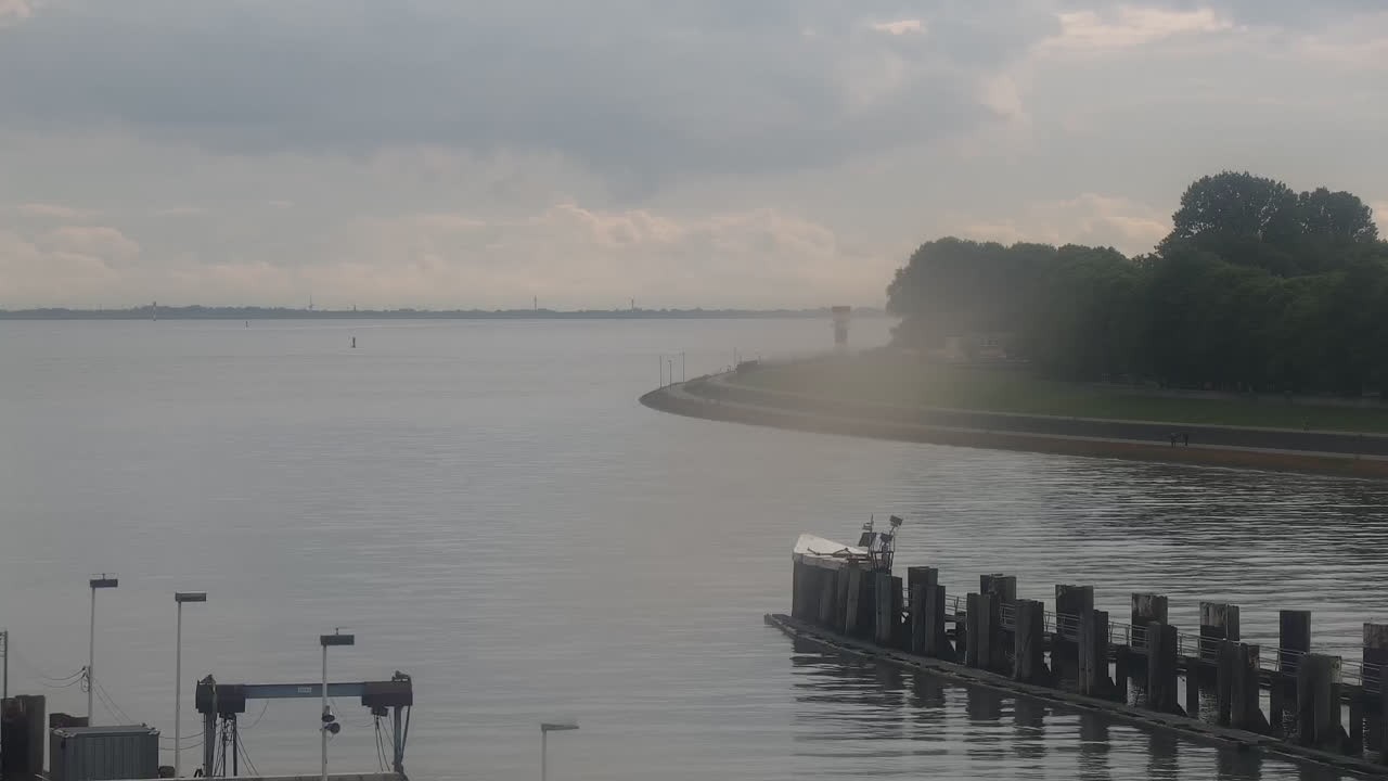 Archived image Webcam Brunsbüttel: Lock chambers on the Kiel Canal
