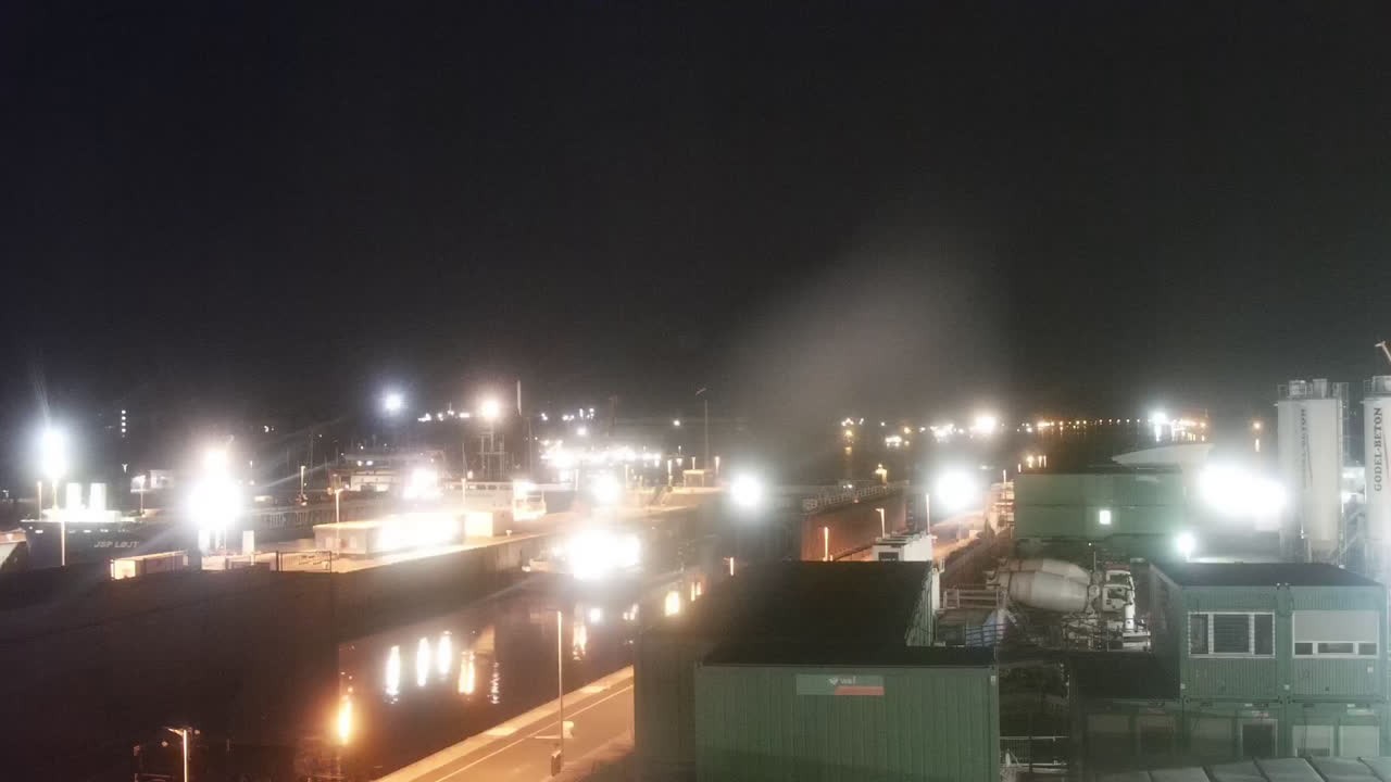 Archived image Webcam Brunsbüttel: Lock chambers on the Kiel Canal