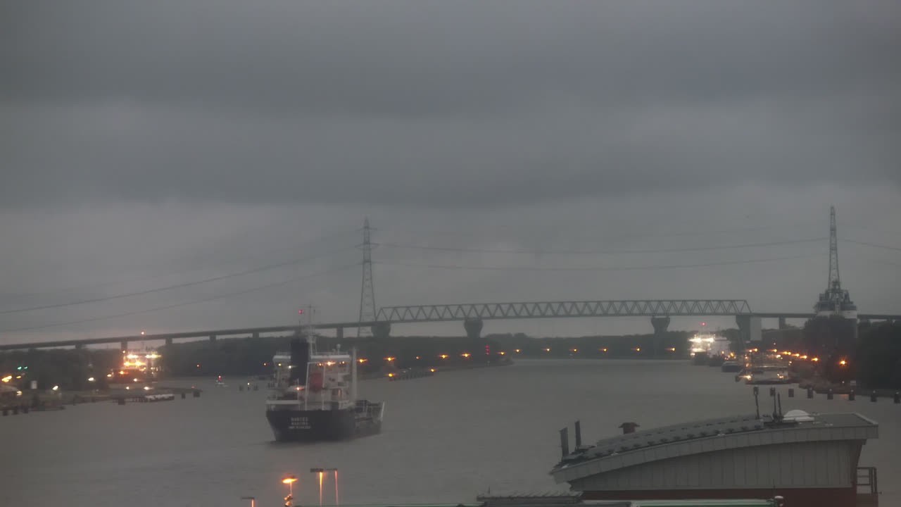Archived image Webcam Brunsbüttel: Lock chambers on the Kiel Canal
