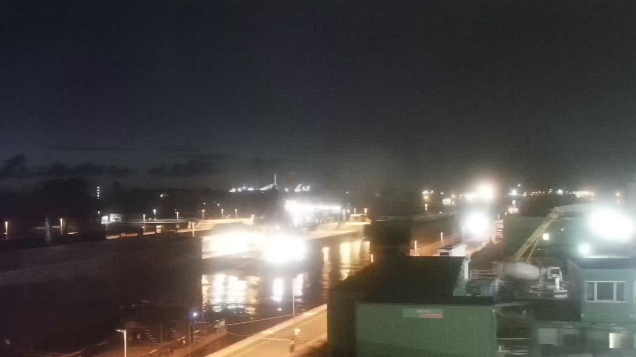 Archived image Webcam Brunsbüttel: Lock chambers on the Kiel Canal