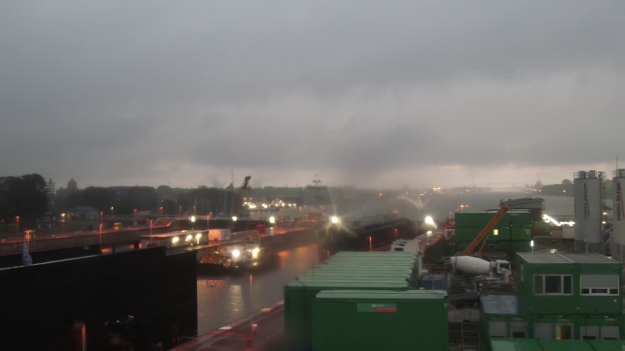 Archived image Webcam Brunsbüttel: Lock chambers on the Kiel Canal