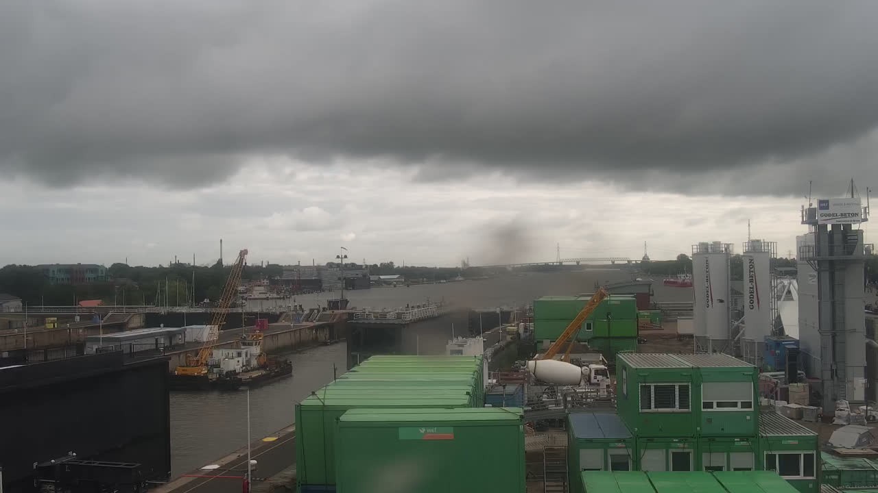 Archived image Webcam Brunsbüttel: Lock chambers on the Kiel Canal