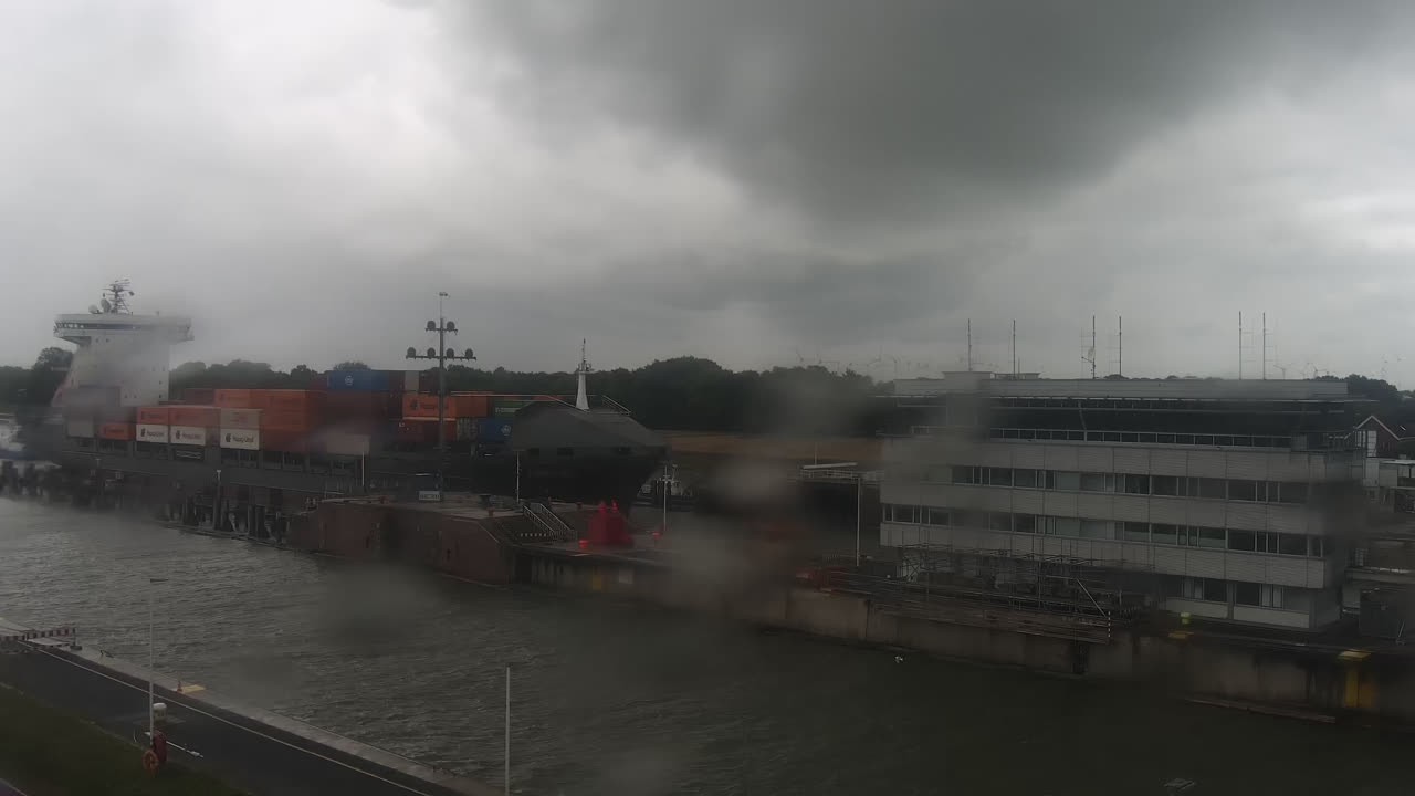 Archived image Webcam Brunsbüttel: Lock chambers on the Kiel Canal