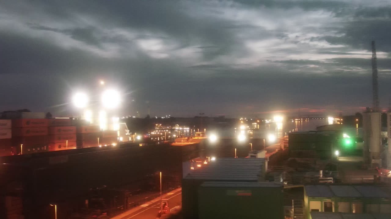 Archived image Webcam Brunsbüttel: Lock chambers on the Kiel Canal