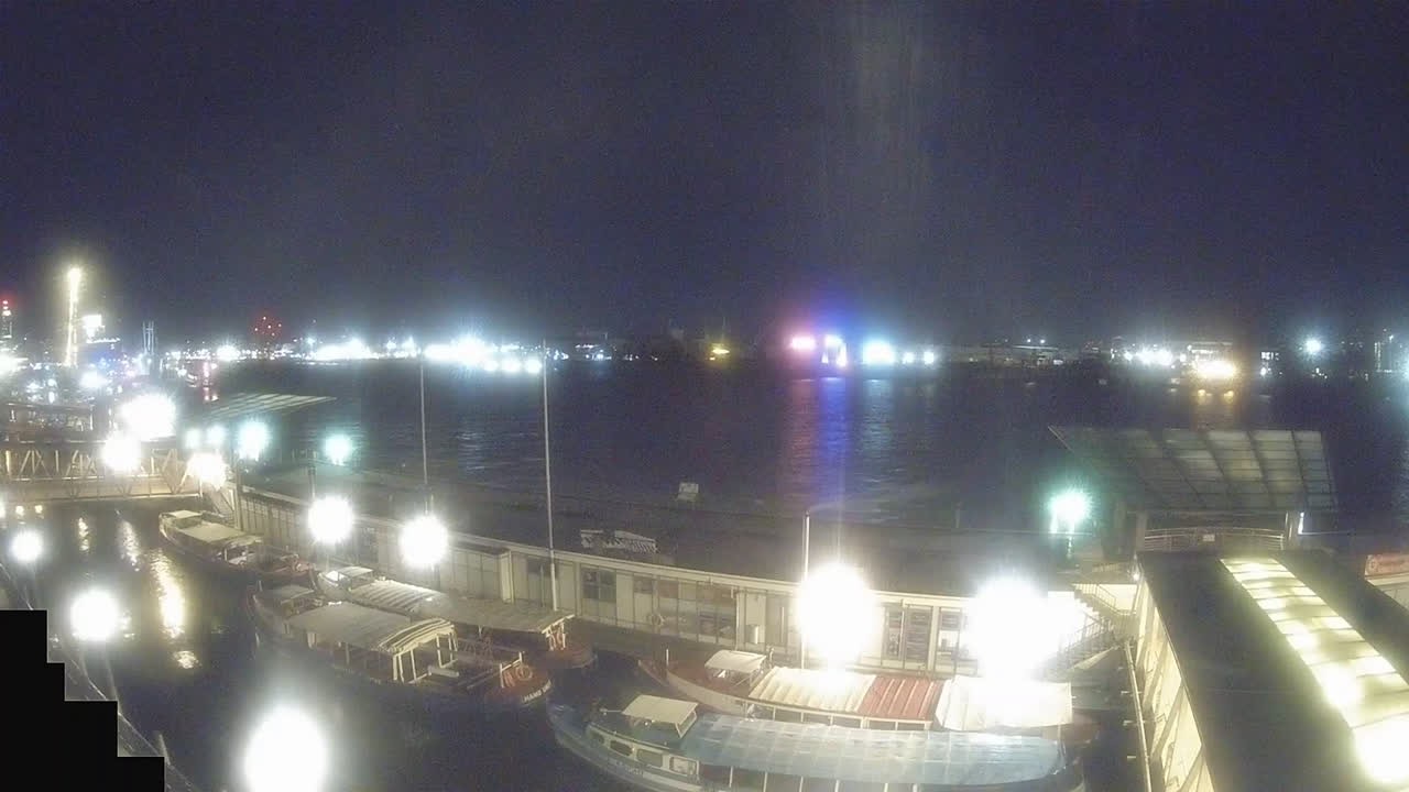 Archiv Foto Webcam Hamburg: Landungsbrücken