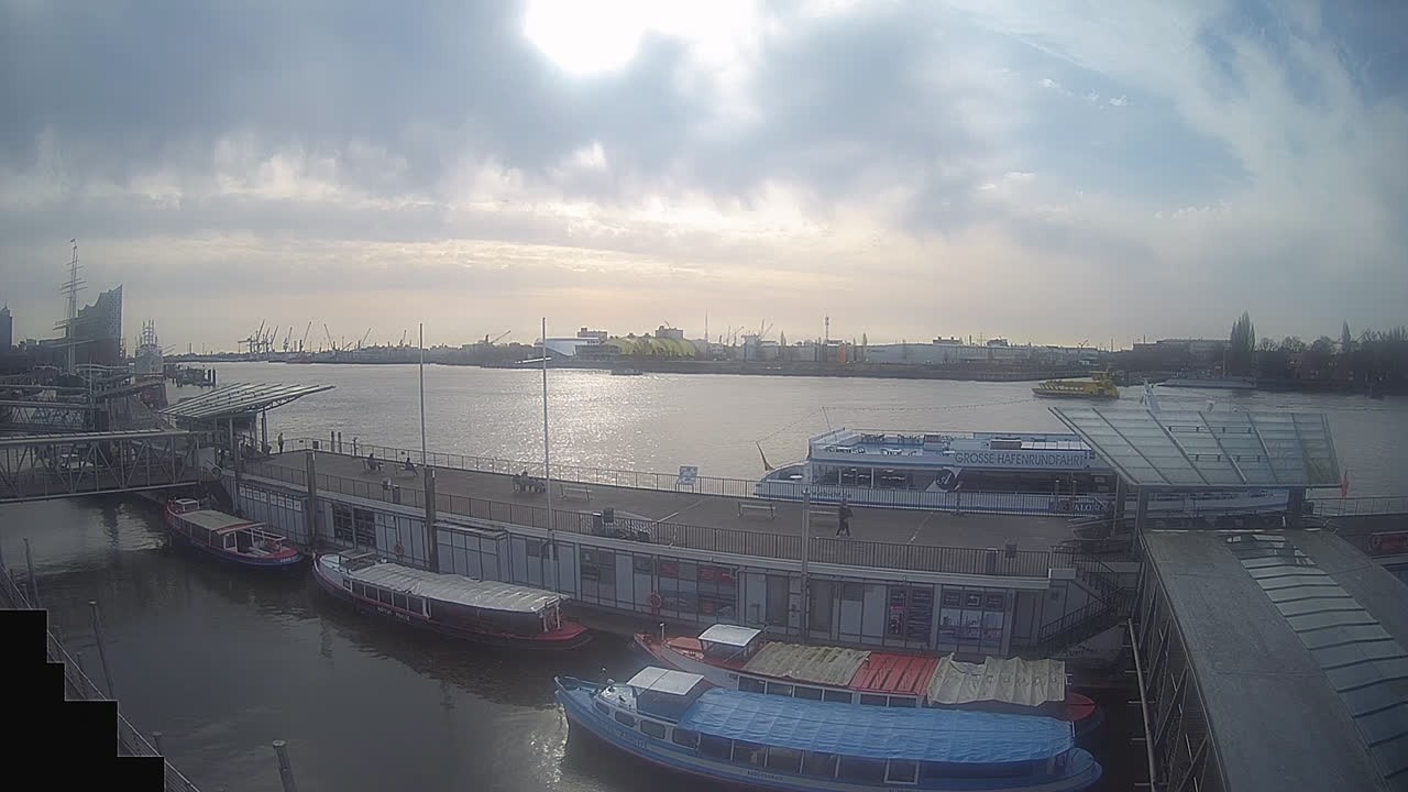 Archiv Foto Webcam Hamburg: Landungsbrücken