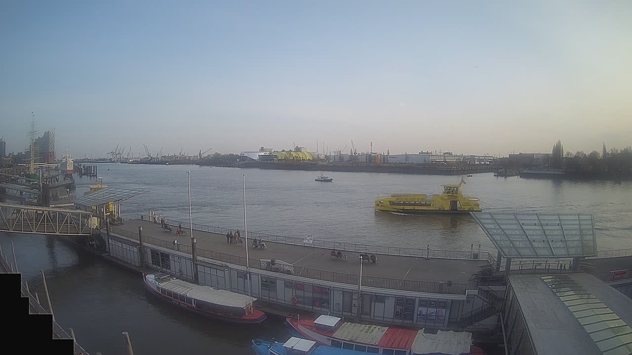 Archiv Foto Webcam Hamburg: Landungsbrücken