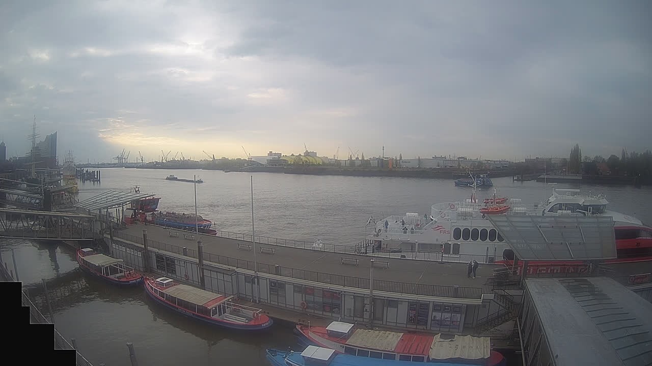 Archiv Foto Webcam Hamburg: Landungsbrücken