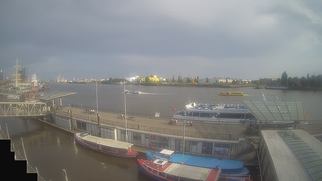 Archiv Foto Webcam Hamburg: Landungsbrücken