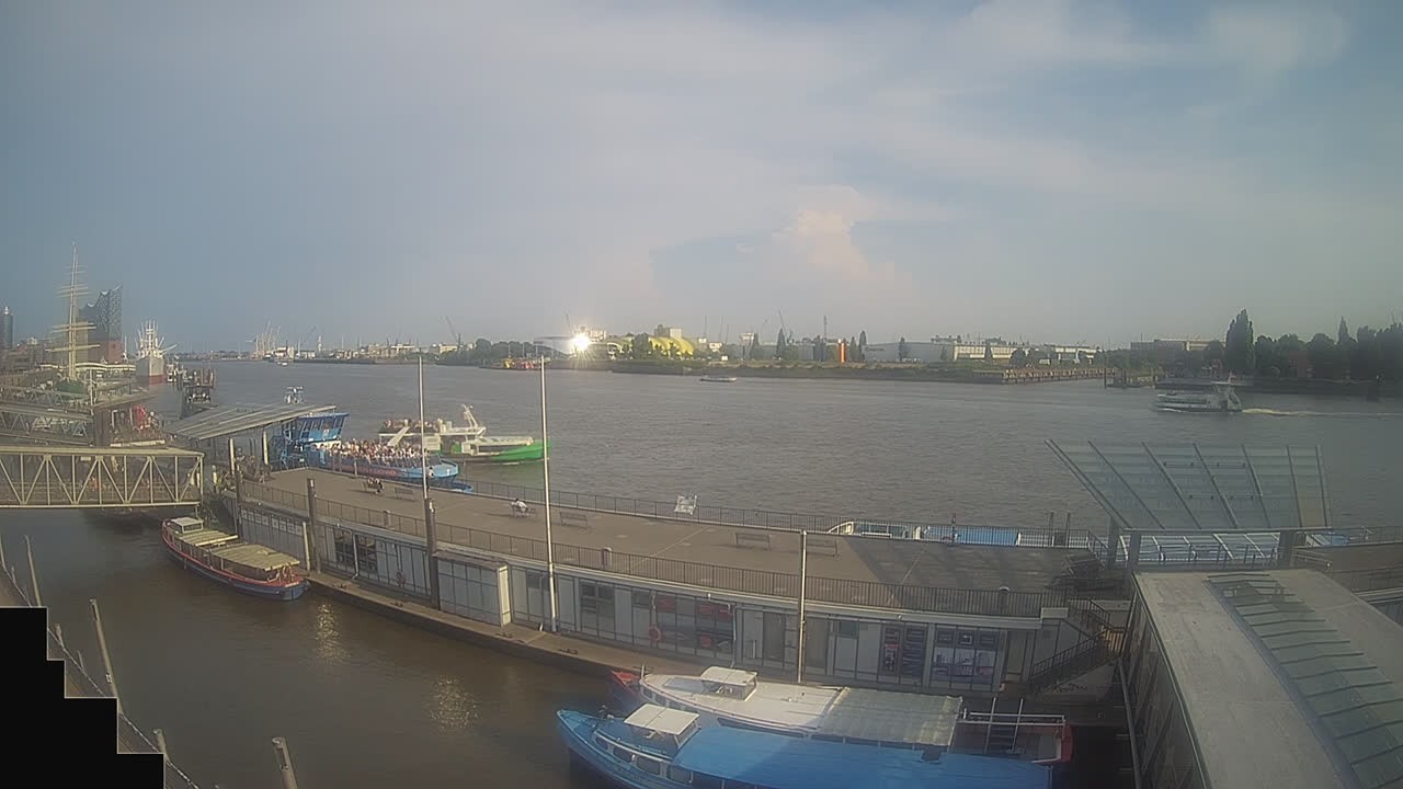 Archiv Foto Webcam Hamburg: Landungsbrücken