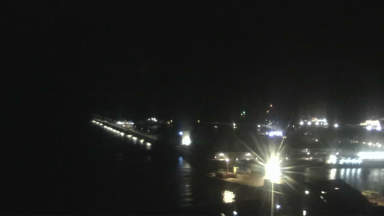 Archived image Webcam Helgoland: View of the loading bridge