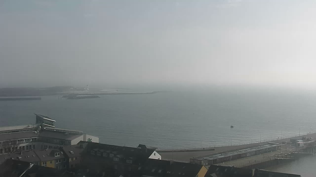 Archived image Webcam Helgoland: View of the loading bridge