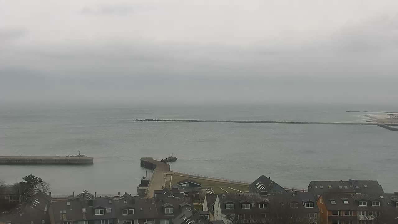Archived image Webcam Helgoland: View of the loading bridge
