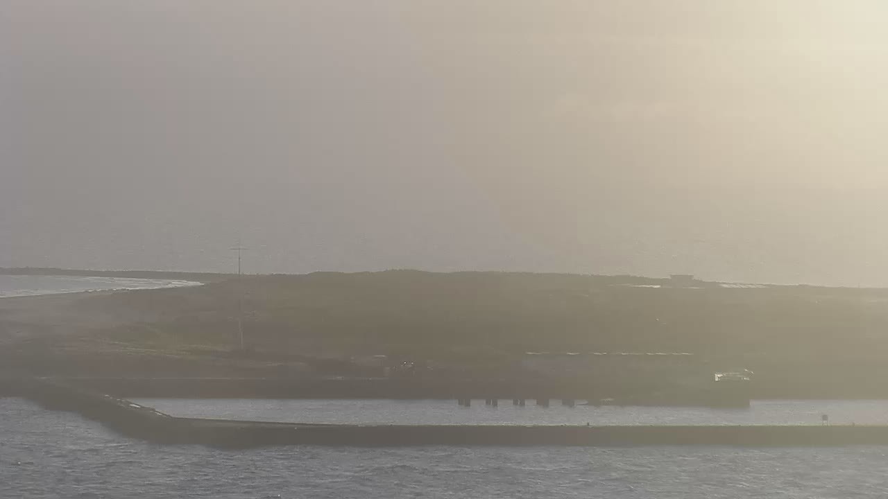 Archived image Webcam Helgoland: View of the loading bridge