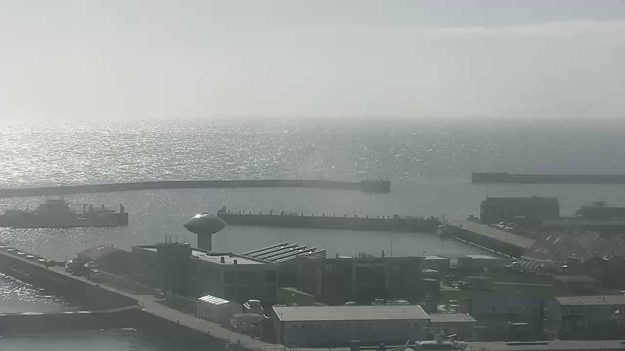 Archived image Webcam Helgoland: View of the loading bridge