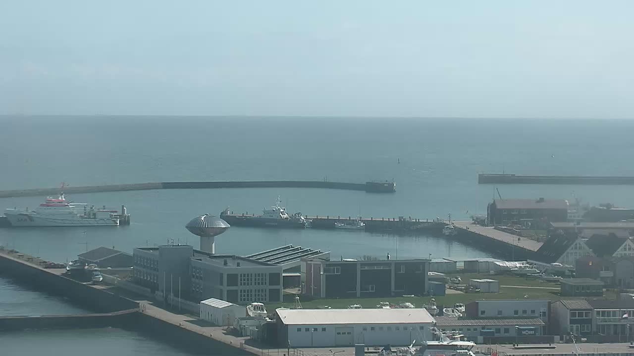 Archived image Webcam Helgoland: View of the loading bridge