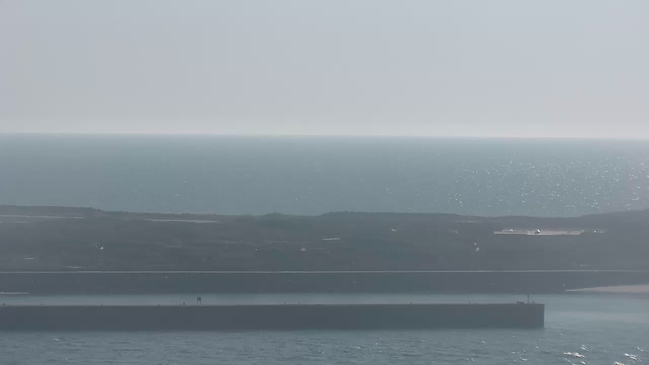 Archived image Webcam Helgoland: View of the loading bridge