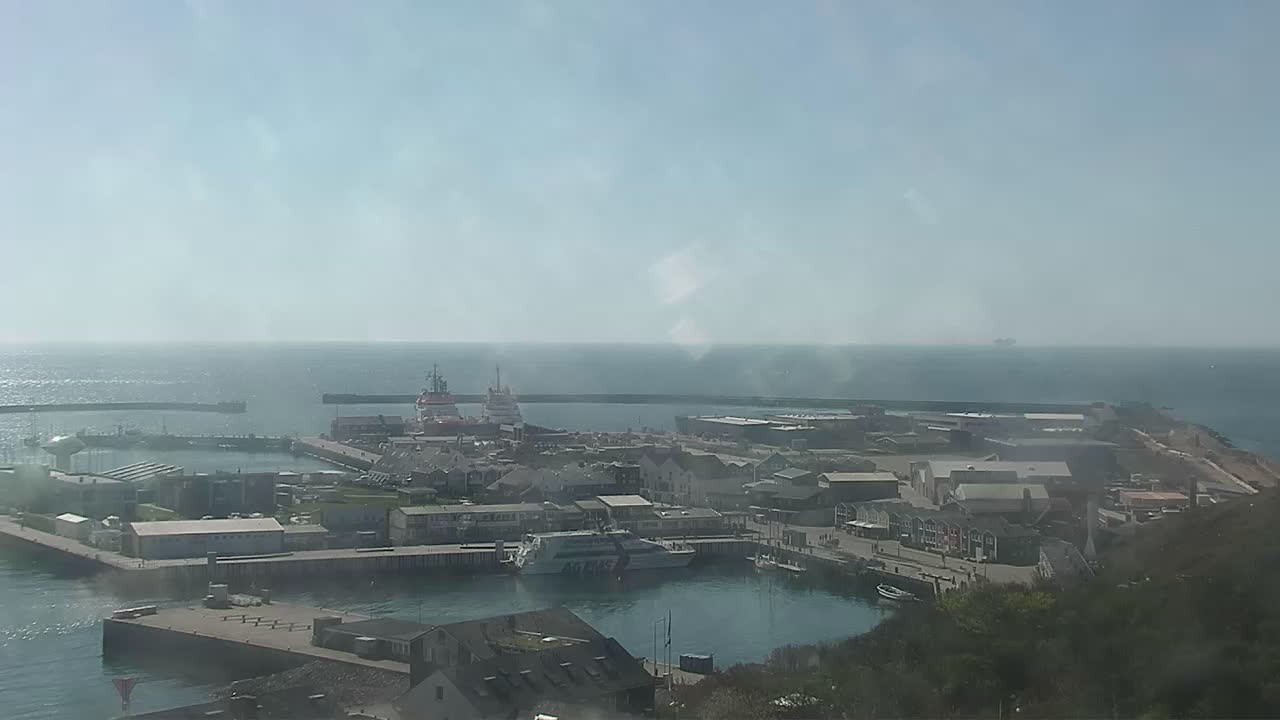 Archived image Webcam Helgoland: View of the loading bridge