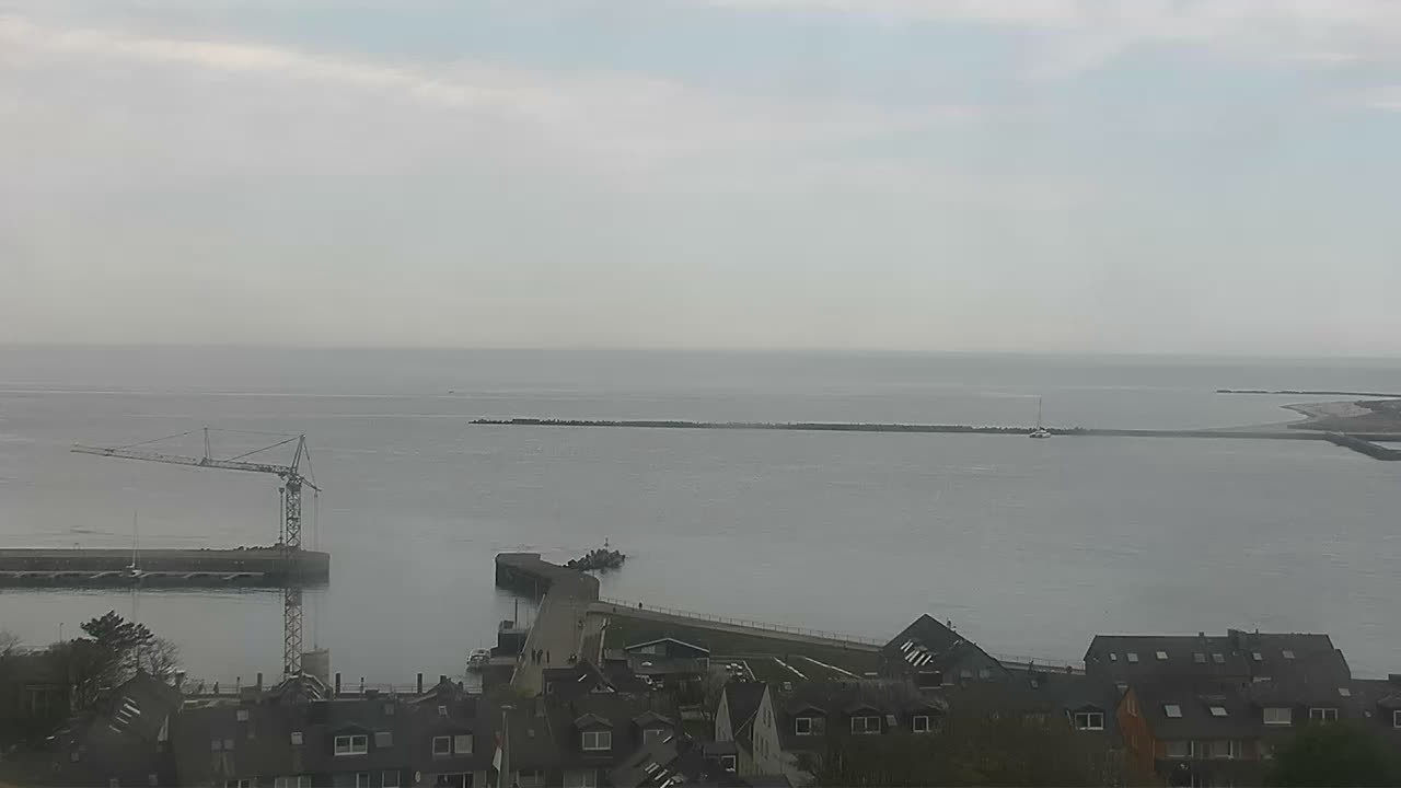 Archived image Webcam Helgoland: View of the loading bridge
