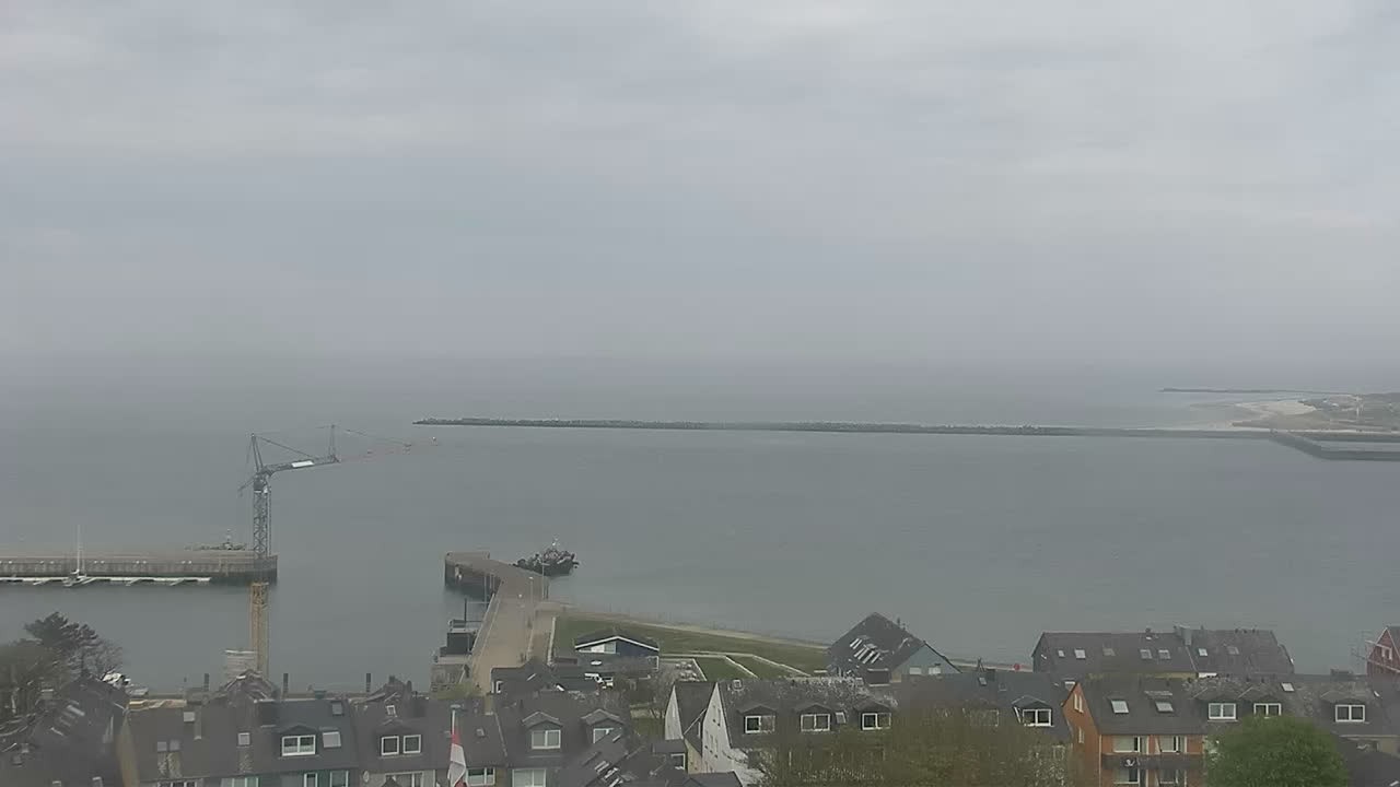 Archived image Webcam Helgoland: View of the loading bridge