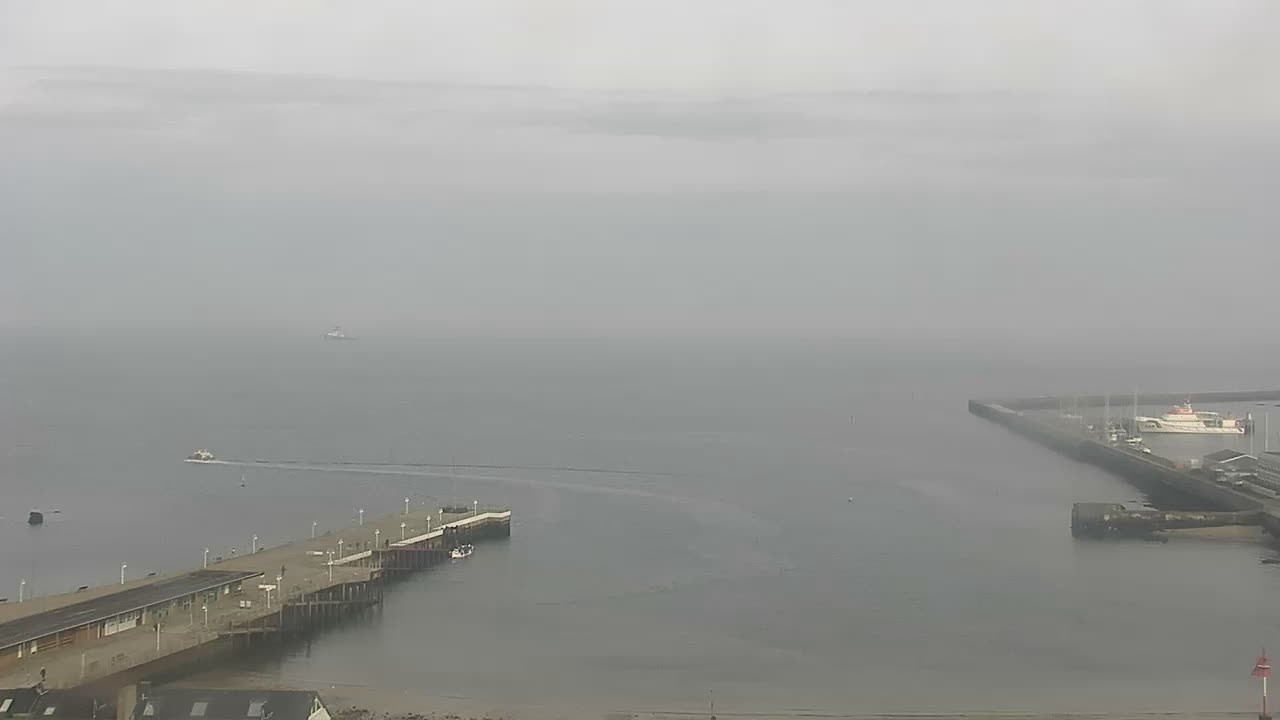 Archived image Webcam Helgoland: View of the loading bridge