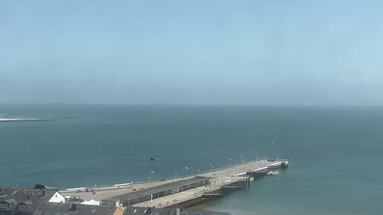 Archived image Webcam Helgoland: View of the loading bridge