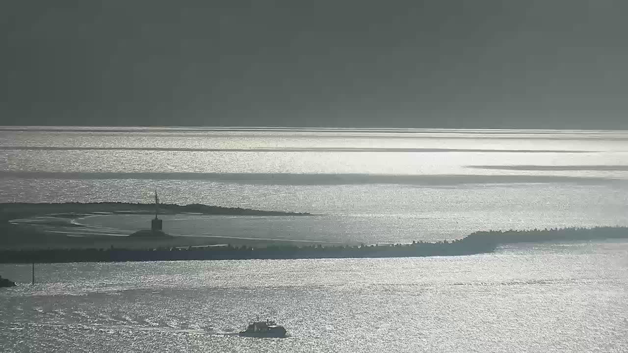 Archived image Webcam Helgoland: View of the loading bridge