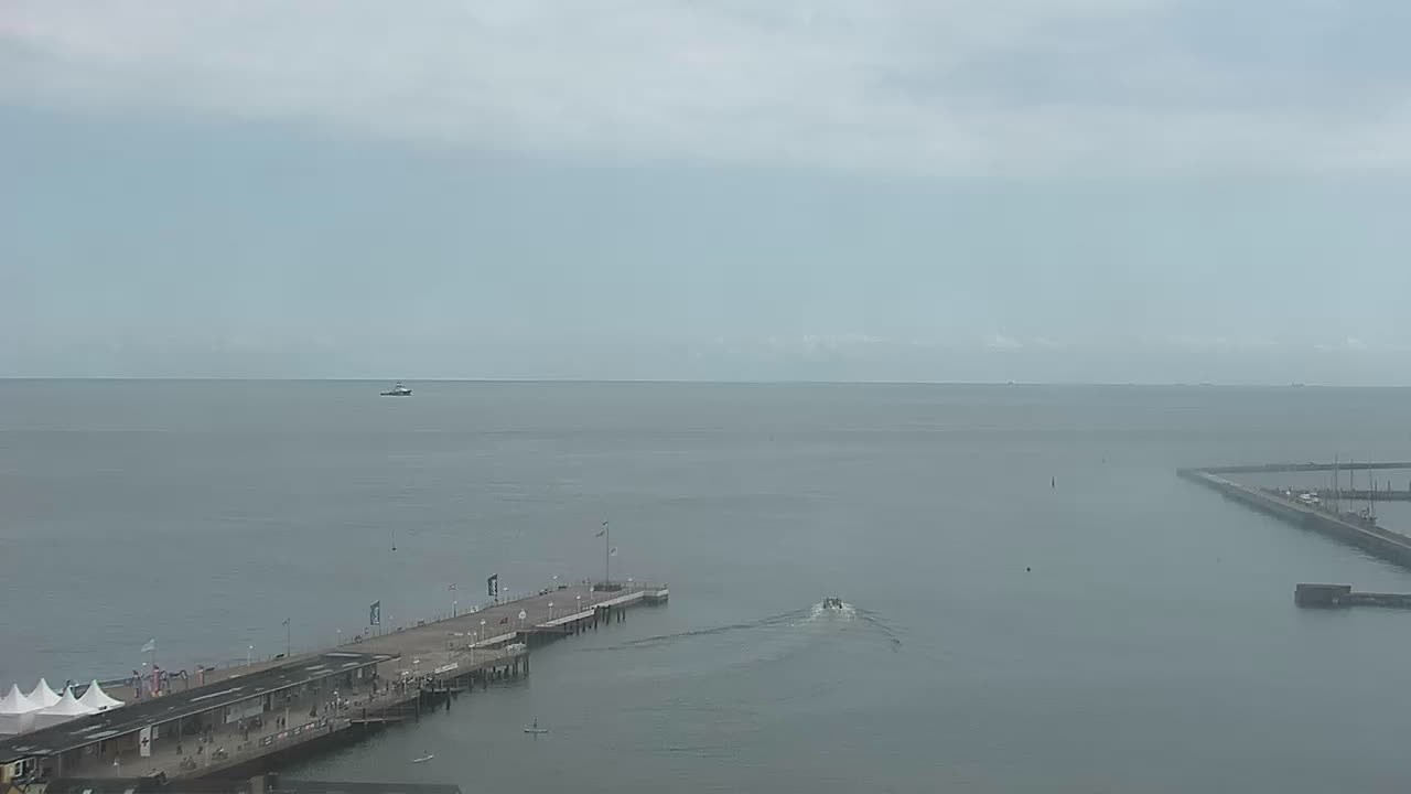 Archived image Webcam Helgoland: View of the loading bridge