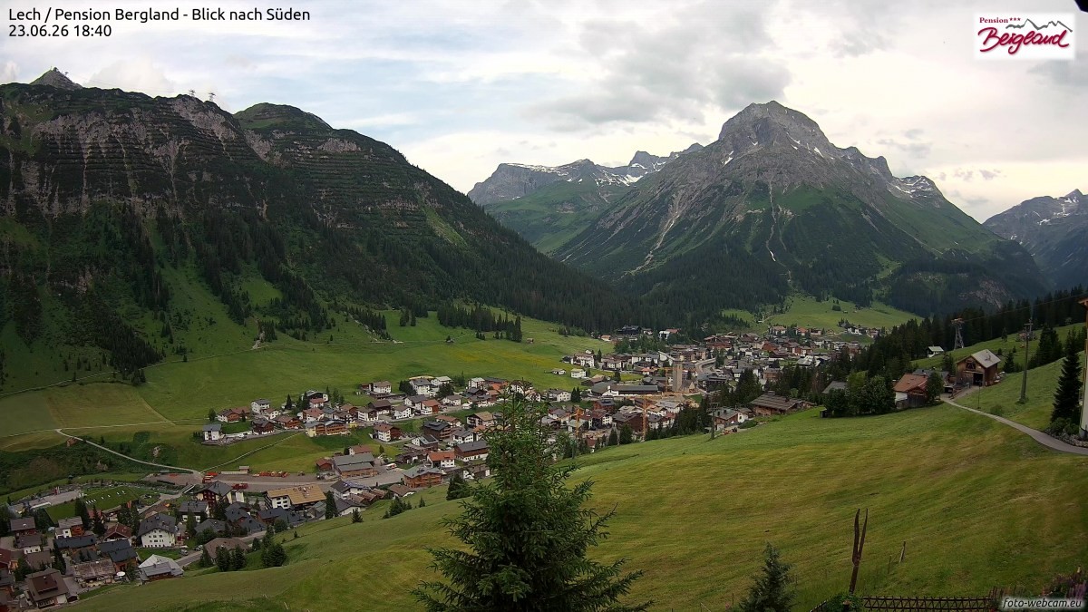 Archiv Foto Webcam Oberlech: Ausblick Pension Bergland