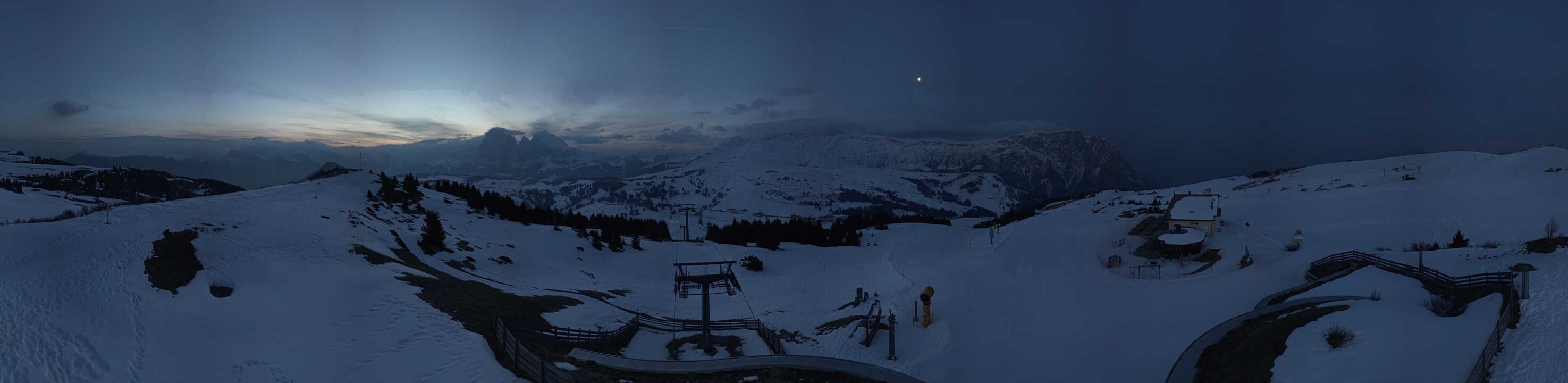 Archived image Webcam Alpe di Siusi: View from the Puflatsch Mountain Station