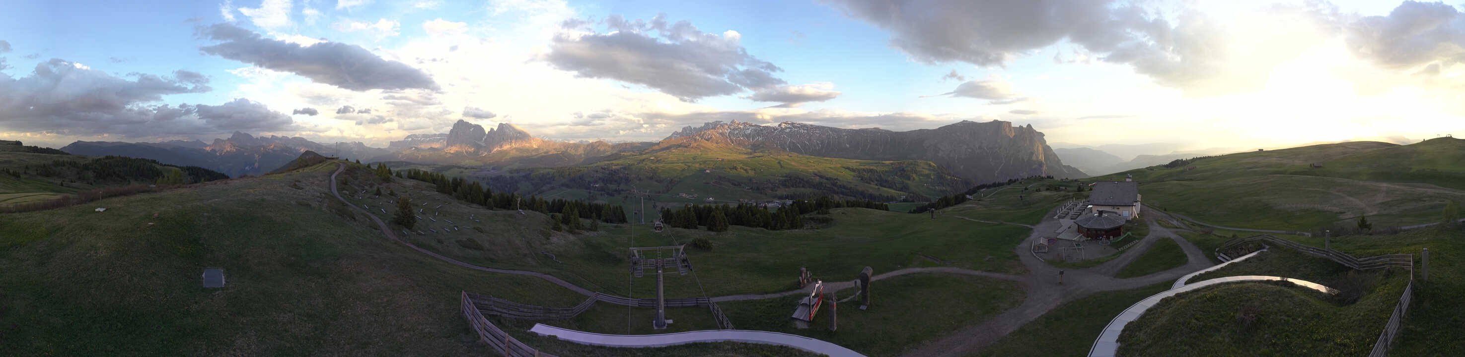 Archived image Webcam Alpe di Siusi: View from the Puflatsch Mountain Station
