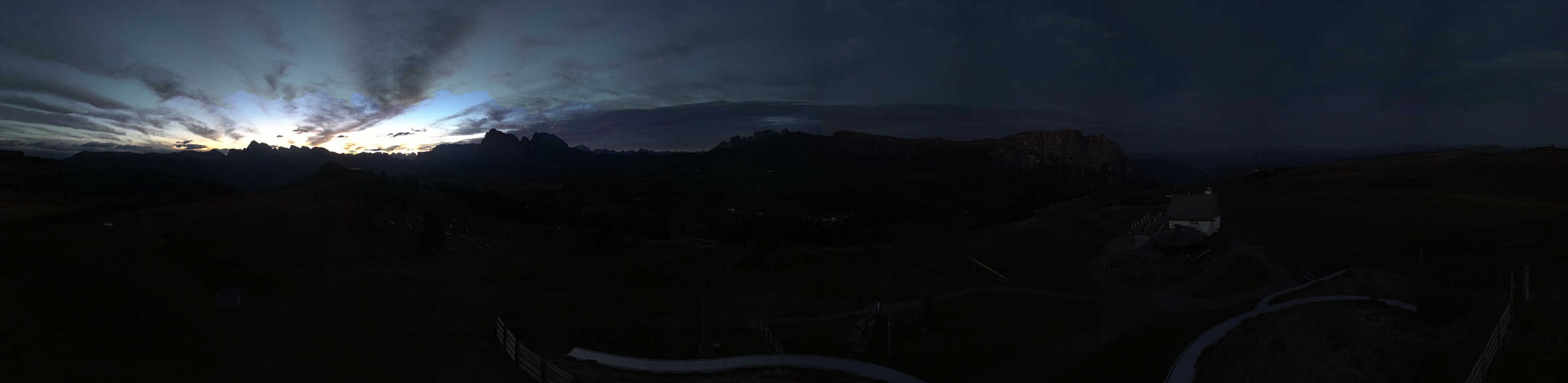 Archived image Webcam Alpe di Siusi: View from the Puflatsch Mountain Station